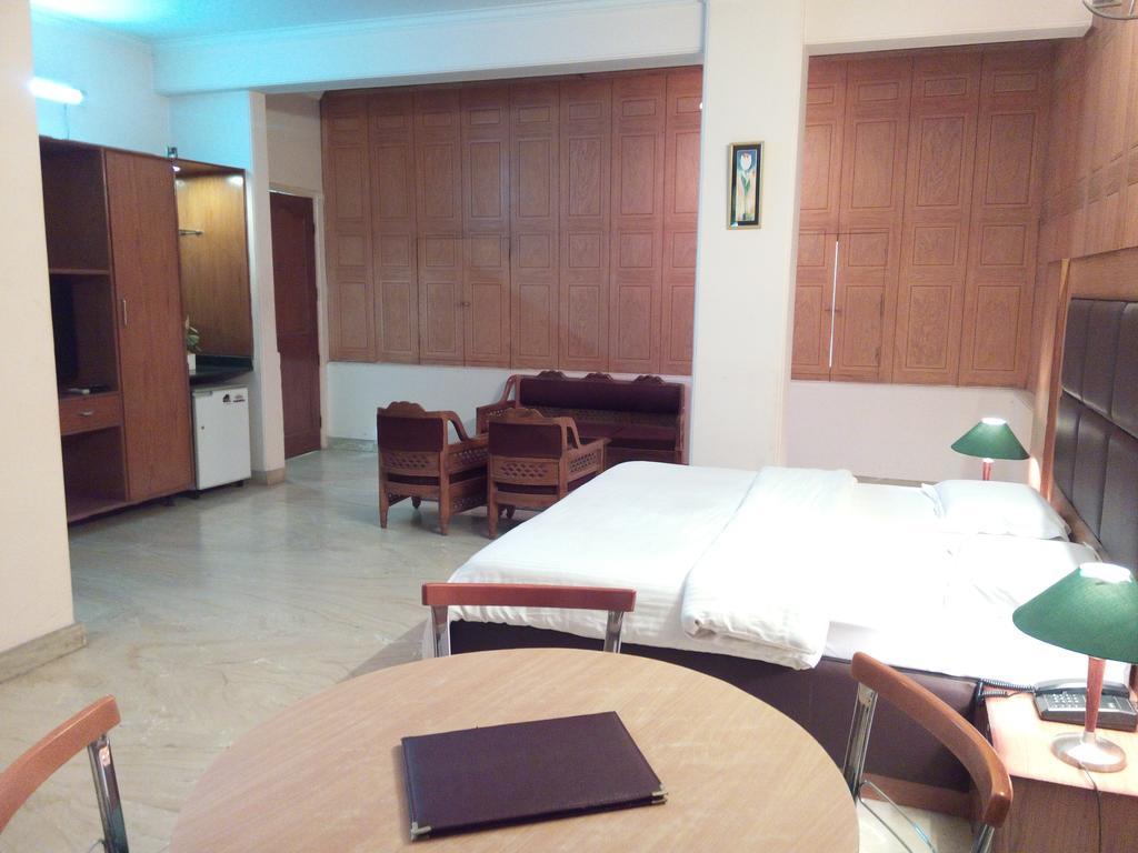 Hotel Queens Residency Ґурґаон Номер фото