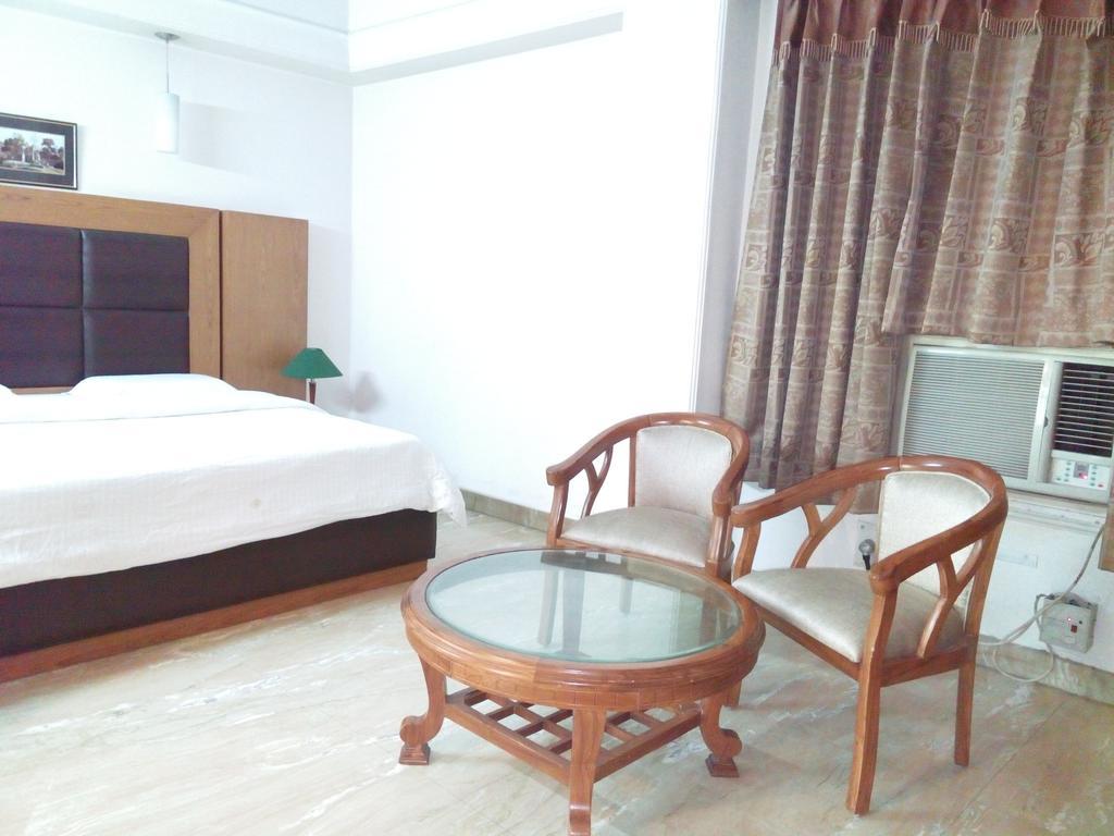 Hotel Queens Residency Ґурґаон Номер фото