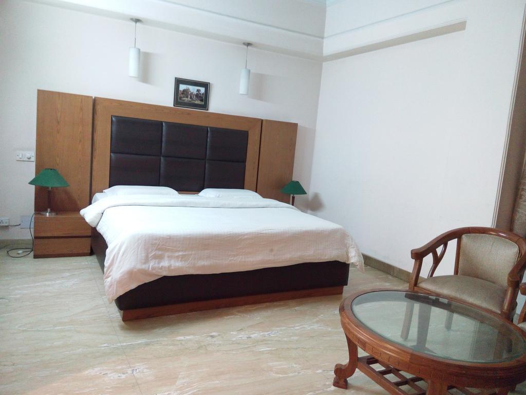 Hotel Queens Residency Ґурґаон Номер фото