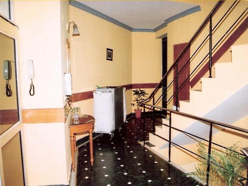 Hotel Queens Residency Ґурґаон Екстер'єр фото