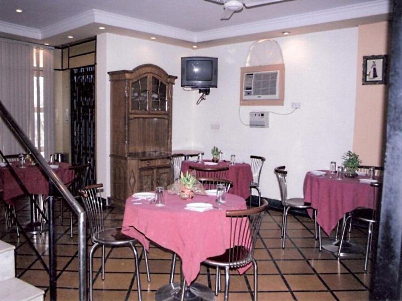 Hotel Queens Residency Ґурґаон Екстер'єр фото