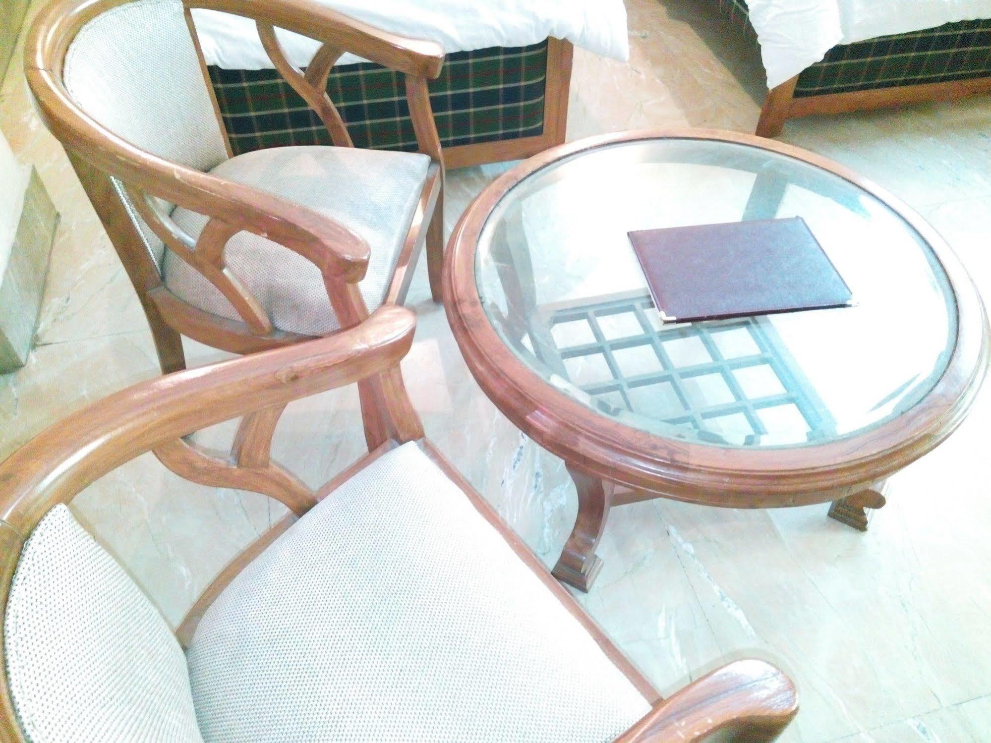 Hotel Queens Residency Ґурґаон Екстер'єр фото