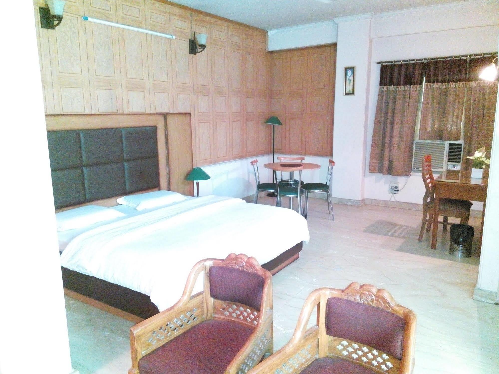 Hotel Queens Residency Ґурґаон Екстер'єр фото