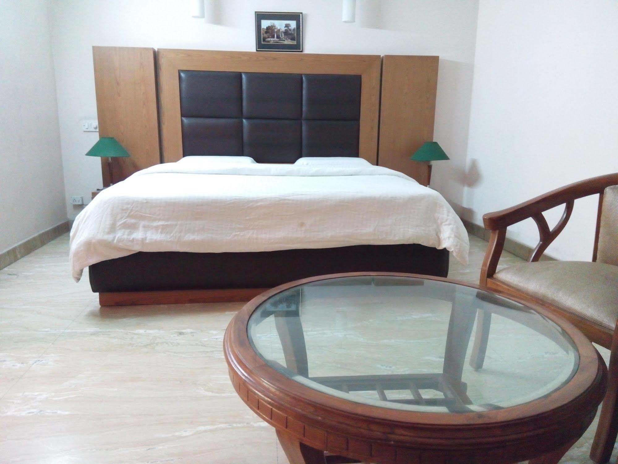 Hotel Queens Residency Ґурґаон Екстер'єр фото