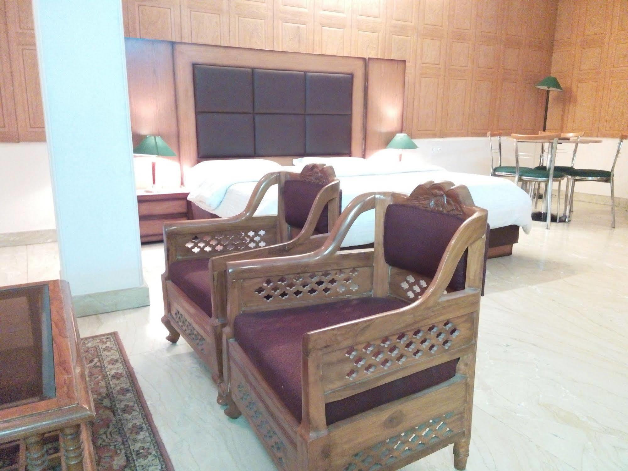 Hotel Queens Residency Ґурґаон Екстер'єр фото