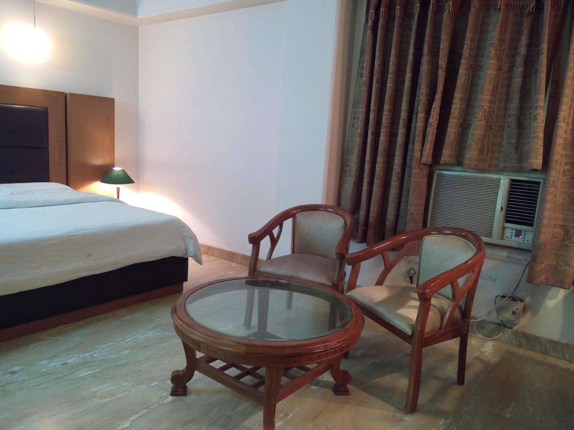 Hotel Queens Residency Ґурґаон Екстер'єр фото