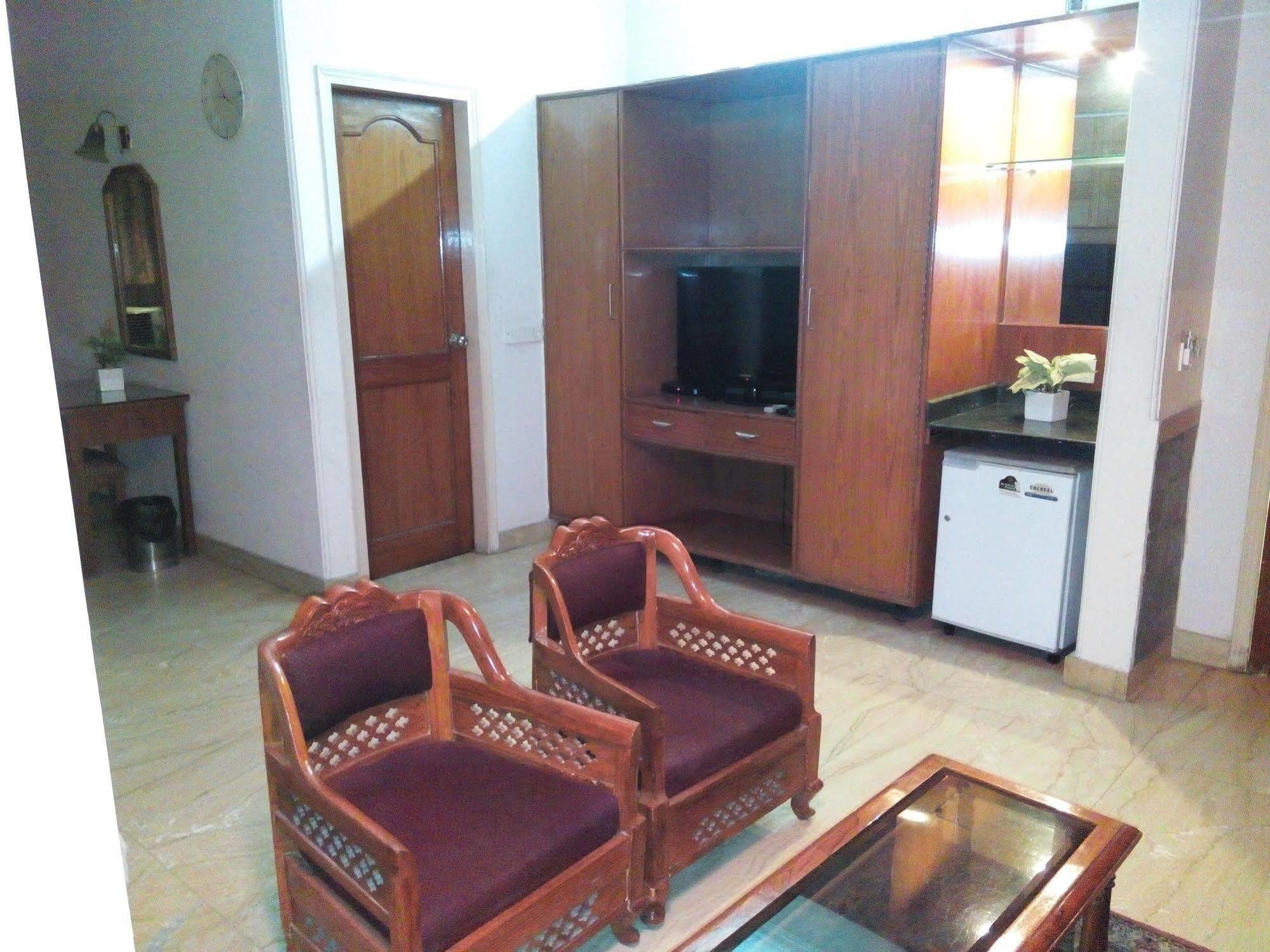 Hotel Queens Residency Ґурґаон Екстер'єр фото