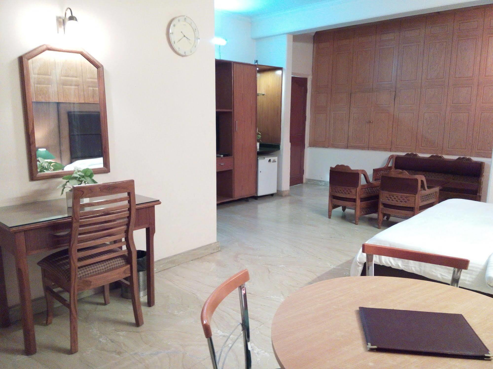 Hotel Queens Residency Ґурґаон Екстер'єр фото
