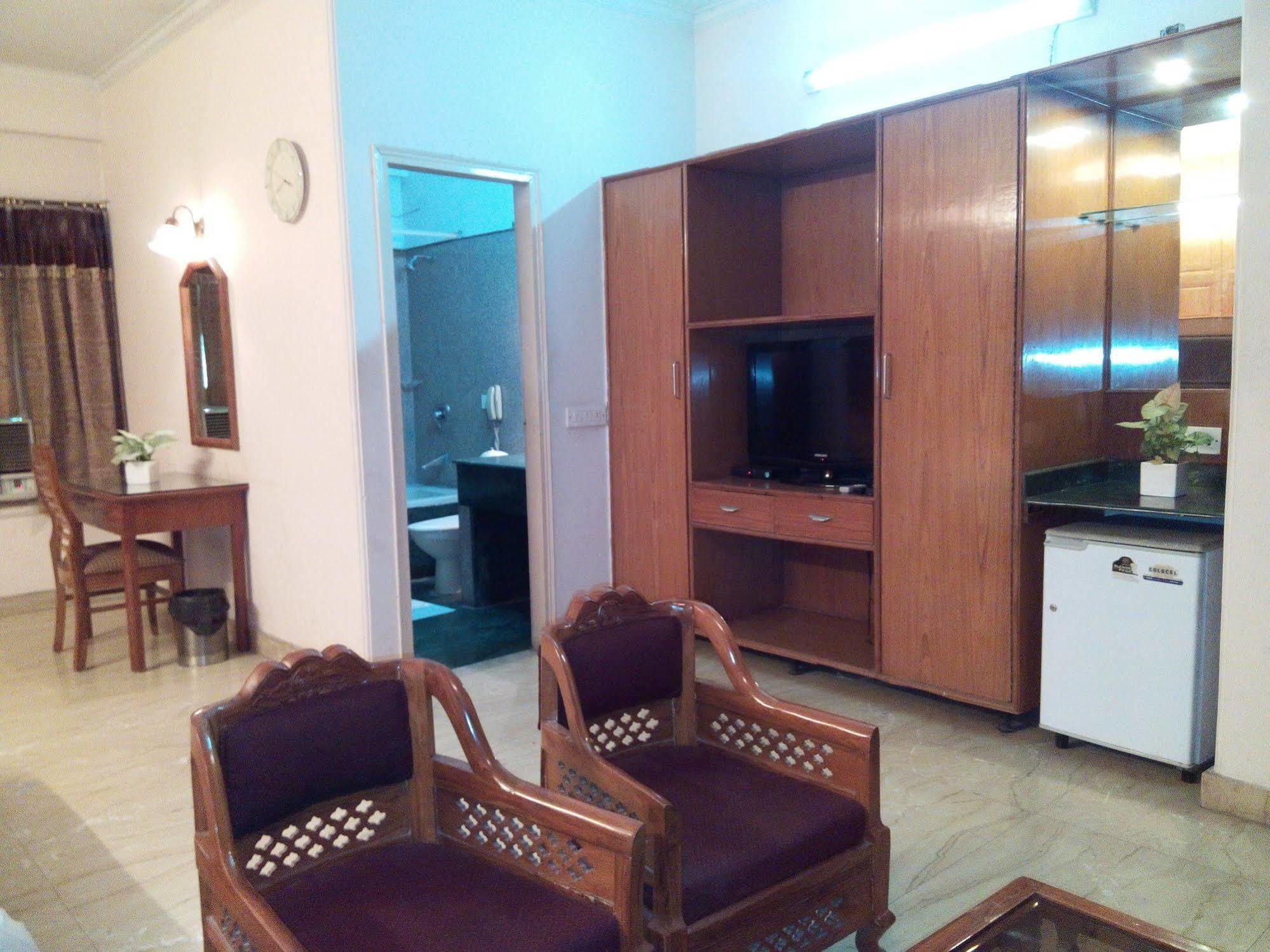 Hotel Queens Residency Ґурґаон Екстер'єр фото