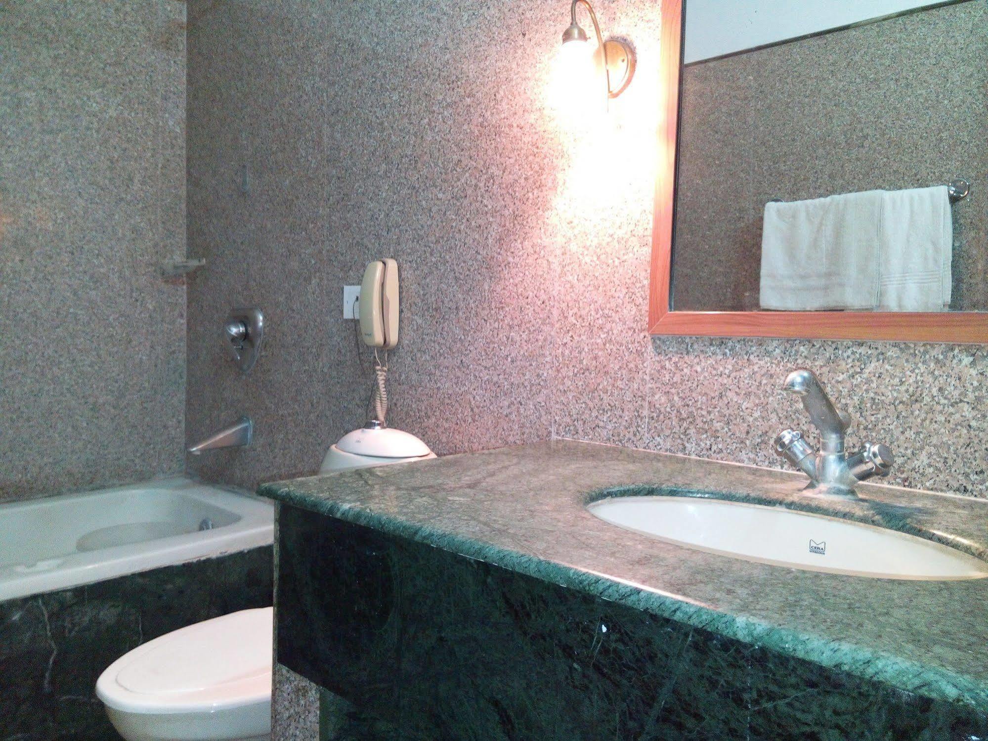 Hotel Queens Residency Ґурґаон Екстер'єр фото