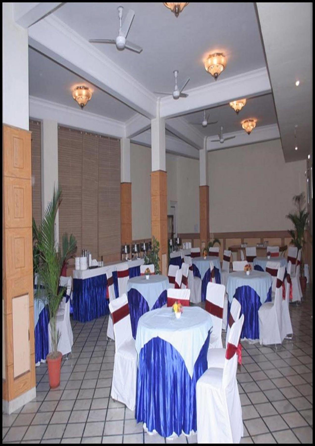 Hotel Queens Residency Ґурґаон Екстер'єр фото